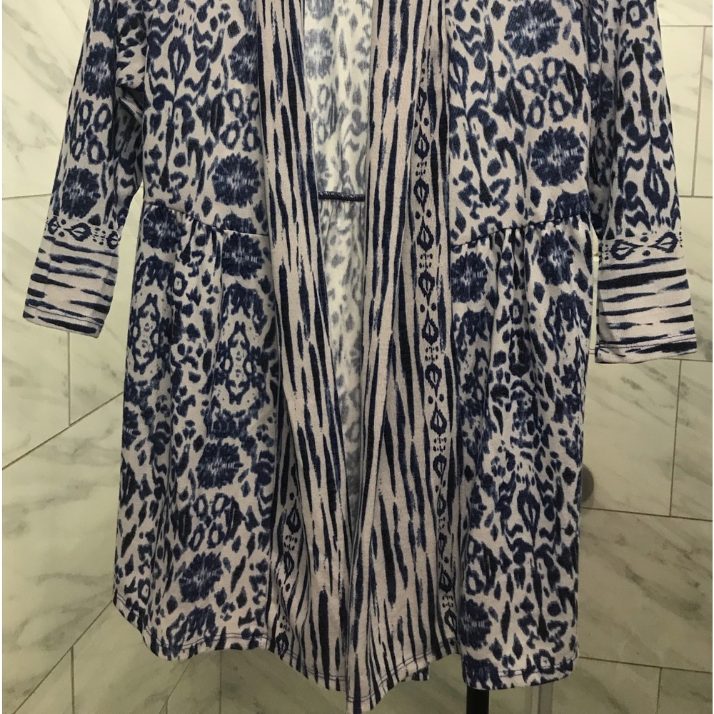 Women  cardigan sweater . Pretty . Size S